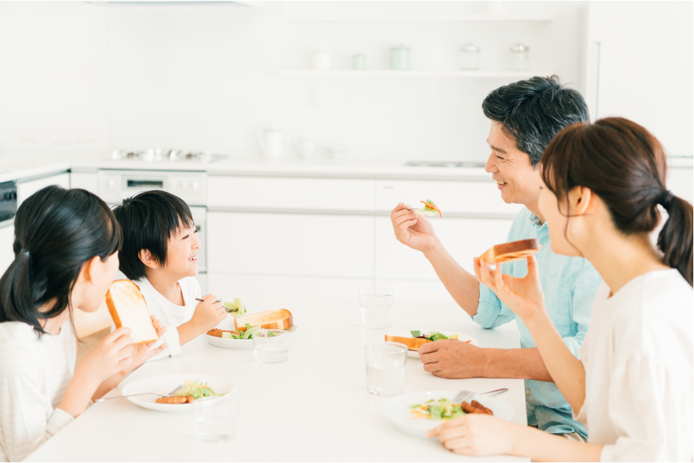 家族が揃って食事する様子