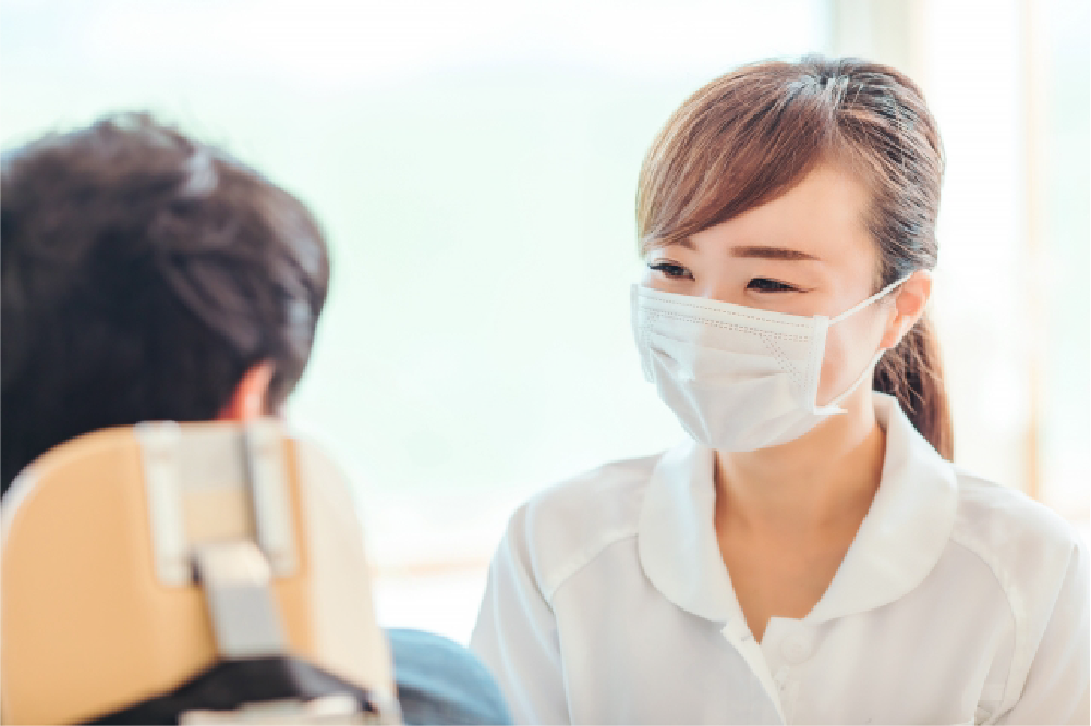 診察室で患者とスタッフが会話する風景