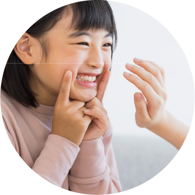 笑顔を見せる女の子