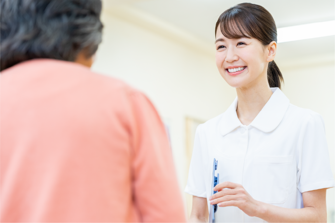 患者さまと会話する歯科衛生士