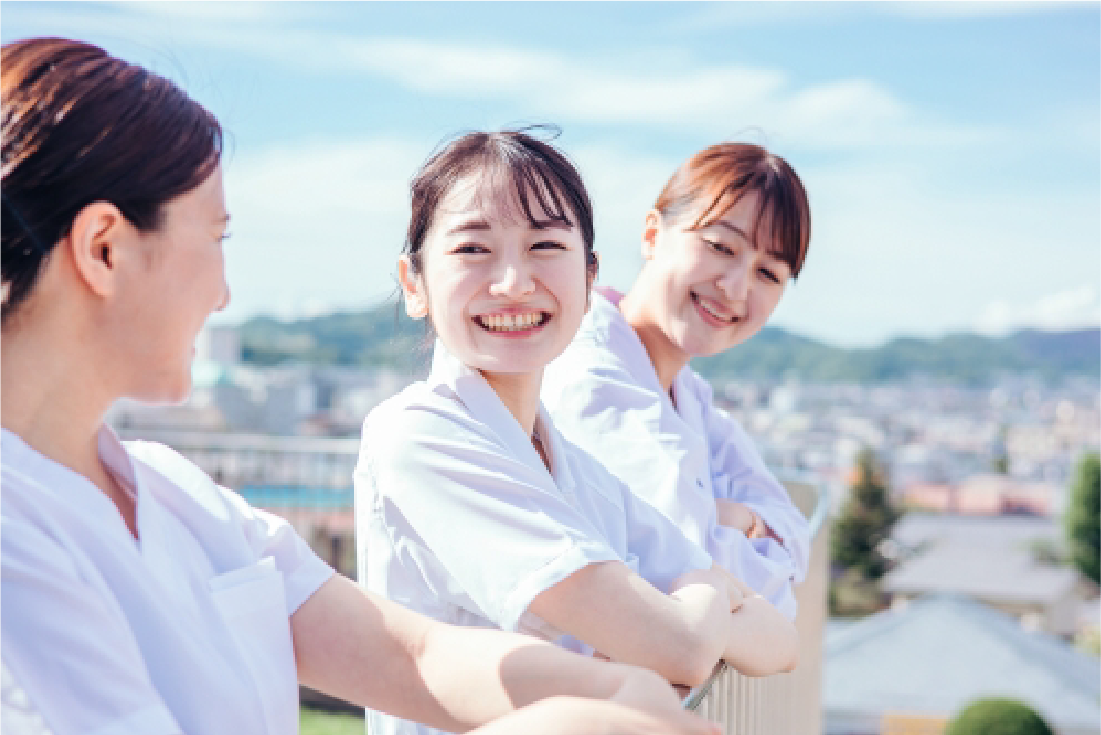 笑顔で話す歯科衛生士