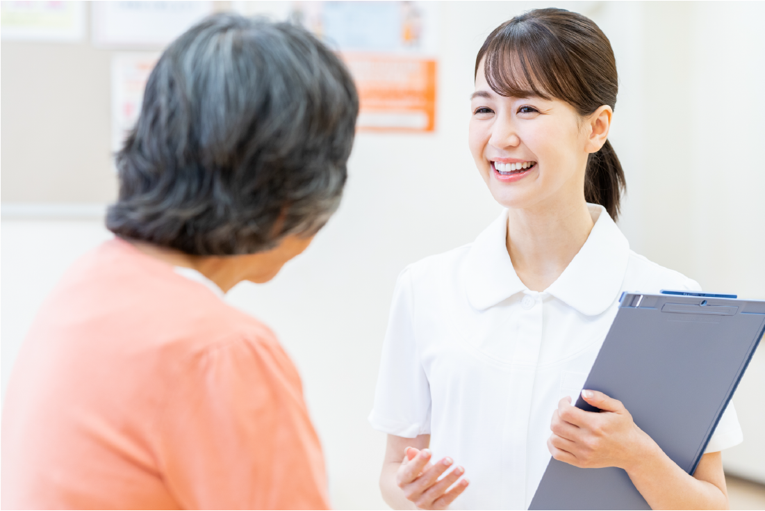 笑顔で話す歯科衛生士
